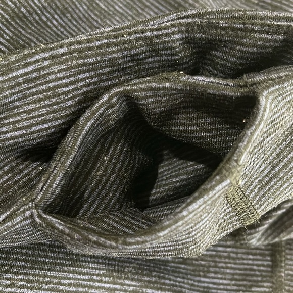 Old Navy Active Go-Dry Micro Striped Leggings Lost at Sea Blue Black Mid Rise M - Picture 9 of 11